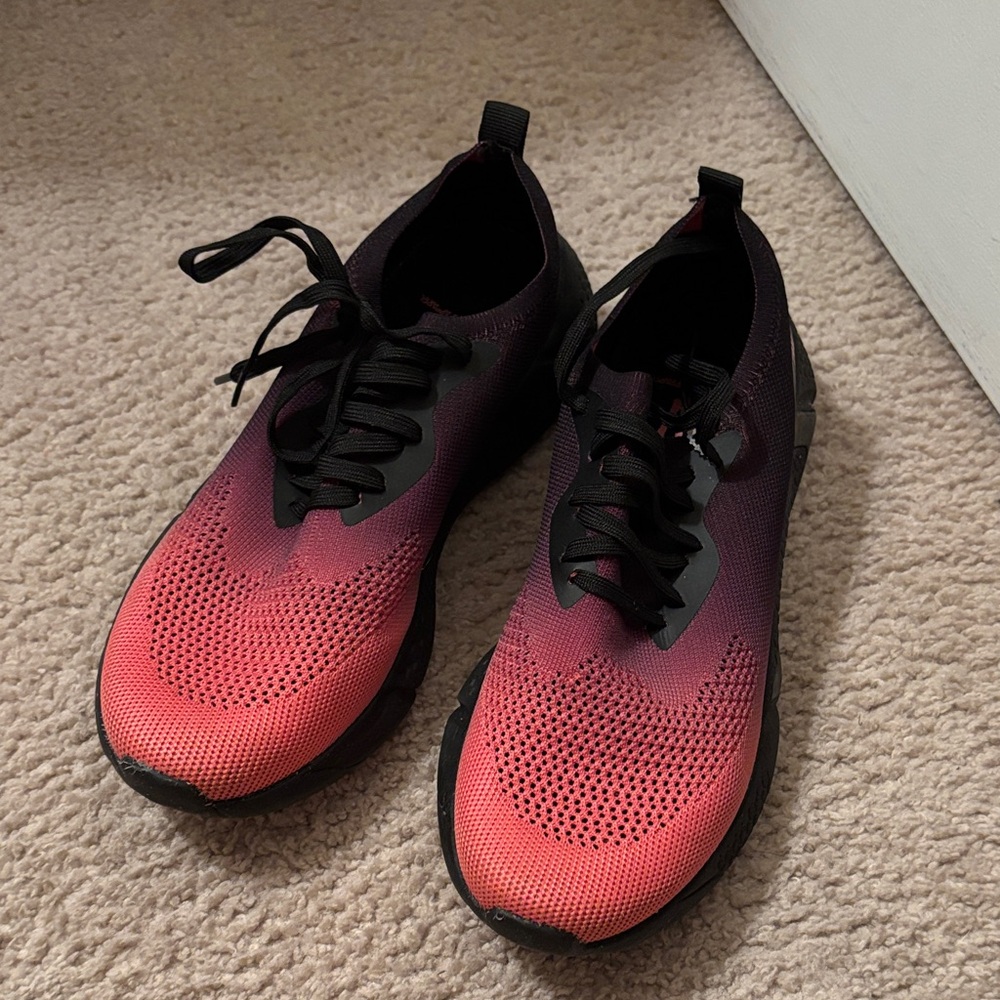 Women's Gradient Athletic Shoes in Red and Black